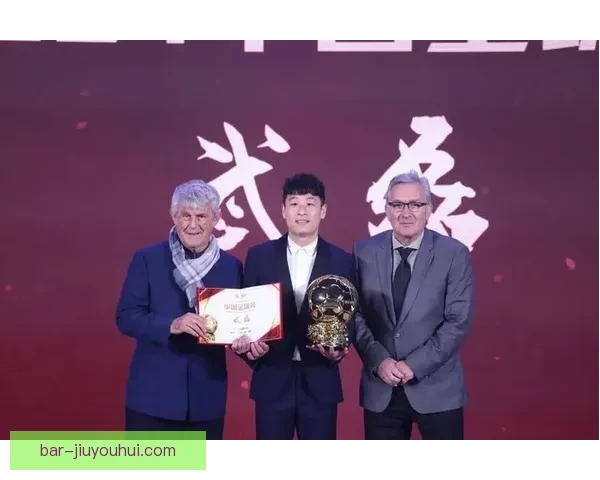 上海海港前锋武磊荣膺年度中国金球奖成历史首位获奖者 上海海港前锋武磊荣膺年度中国金球奖成历史首位获奖者